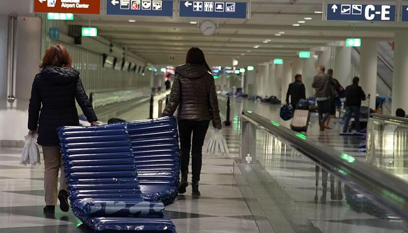 Am Flughafen wurden Luftmatratzen verteilt.