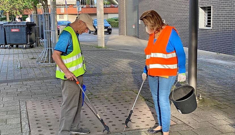 Im Schnitt einmal pro Monat gehen Freiwillige in Bad Rappenau Zigarettenkippen sammeln. Bis zu einem Eimer füllen sie in anderthalb Stunden. Länger sind sie selten unterwegs, denn die Bedienung der Zangen ist anstrengend für die Hände.
Fotos: Hofmann Im Schnitt einmal pro Monat gehen Freiwillige in Bad Rappenau Zigarettenkippen sammeln. Bis zu einem Eimer füllen sie in anderthalb Stunden. Länger sind sie selten unterwegs, denn die Bedienung der Zangen ist anstrengend für die Hände.
Fotos: Hofmann