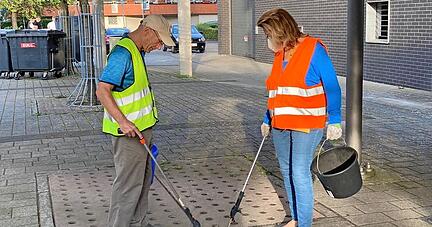 Im Schnitt einmal pro Monat gehen Freiwillige in Bad Rappenau Zigarettenkippen sammeln. Bis zu einem Eimer füllen sie in anderthalb Stunden. Länger sind sie selten unterwegs, denn die Bedienung der Zangen ist anstrengend für die Hände.
Fotos: Hofmann Im Schnitt einmal pro Monat gehen Freiwillige in Bad Rappenau Zigarettenkippen sammeln. Bis zu einem Eimer füllen sie in anderthalb Stunden. Länger sind sie selten unterwegs, denn die Bedienung der Zangen ist anstrengend für die Hände.
Fotos: Hofmann