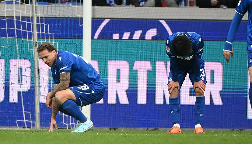 Entt&auml;uscht sinkt Marcel Franke (l) in die Knie - der Verteidiger verschuldete das erste Gegentor.