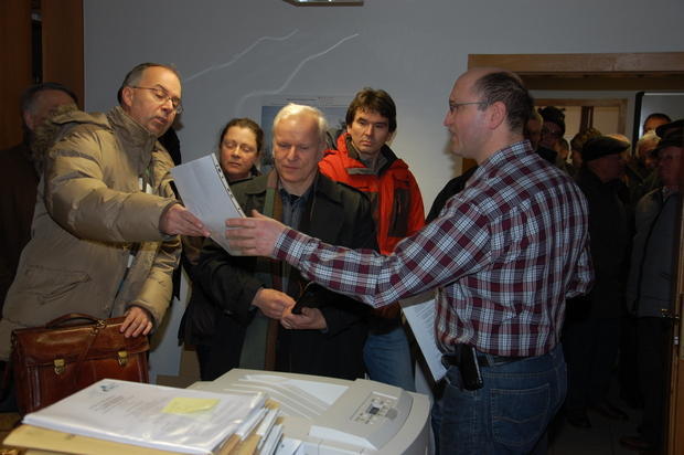 Vinzenz Kummer (links) und Thomas Schäfer (Mitte) übergeben Bürgermeister Michael Reinert am 3. Januar die Unterschriftenliste und das Bürgerbegehren gegen die Gemeinderatsentscheidung für die Jagsttalbahn. Vinzenz Kummer (links) und Thomas Schäfer (Mitte) übergeben Bürgermeister Michael Reinert am 3. Januar die Unterschriftenliste und das Bürgerbegehren gegen die Gemeinderatsentscheidung für die Jagsttalbahn.