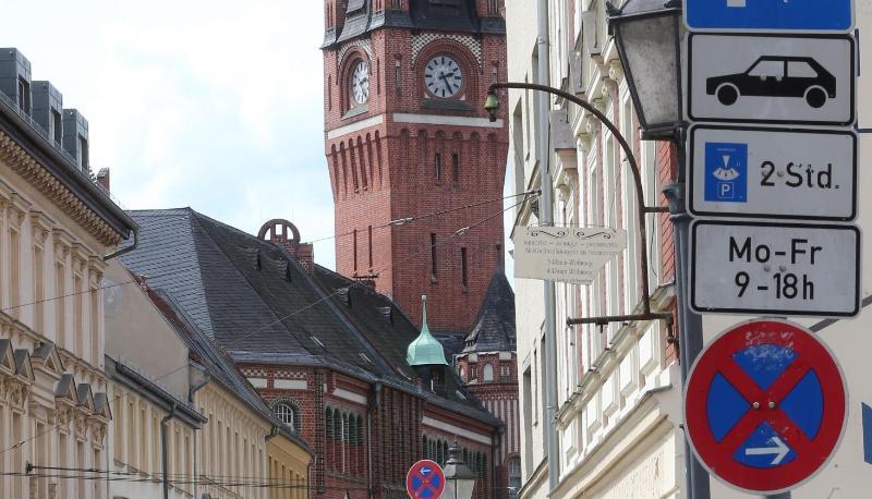 Zeigt der Pfeil zur Fahrbahn signalisiert er den Beginn, zeigt er von der Fahrbahn weg das Ende einer Verbotsstrecke. Dazwischen ist das Halten tabu.