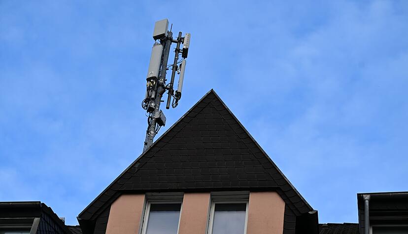 Mobilfunk-Antennen auf einem Düsseldorfer Wohnhaus - auch hier dürfte der Datenverkehr gestiegen sein. Mobilfunk-Antennen auf einem Düsseldorfer Wohnhaus - auch hier dürfte der Datenverkehr gestiegen sein.