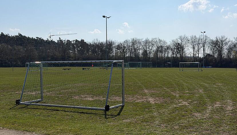 Auf einem Fu&szlig;ballplatz im Ortsteil Bruck stehen Fu&szlig;balltore. Bei einem tragischen Unfall auf dem Sportplatz war ein Fu&szlig;balltor vor Beginn eines Spiels auf einen siebenj&auml;hrigen Jungen gest&uuml;rzt. Das Kind starb an den Folgen der Verletzung.