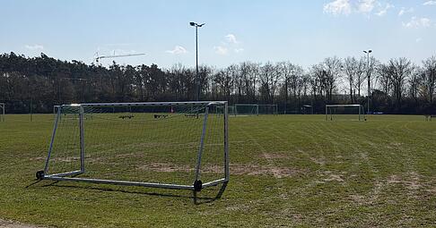 Auf einem Fu&szlig;ballplatz im Ortsteil Bruck stehen Fu&szlig;balltore. Bei einem tragischen Unfall auf dem Sportplatz war ein Fu&szlig;balltor vor Beginn eines Spiels auf einen siebenj&auml;hrigen Jungen gest&uuml;rzt. Das Kind starb an den Folgen der Verletzung.