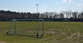 Auf einem Fu&szlig;ballplatz im Ortsteil Bruck stehen Fu&szlig;balltore. Bei einem tragischen Unfall auf dem Sportplatz war ein Fu&szlig;balltor vor Beginn eines Spiels auf einen siebenj&auml;hrigen Jungen gest&uuml;rzt. Das Kind starb an den Folgen der Verletzung.