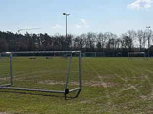 Auf einem Fu&szlig;ballplatz im Ortsteil Bruck stehen Fu&szlig;balltore. Bei einem tragischen Unfall auf dem Sportplatz war ein Fu&szlig;balltor vor Beginn eines Spiels auf einen siebenj&auml;hrigen Jungen gest&uuml;rzt. Das Kind starb an den Folgen der Verletzung.