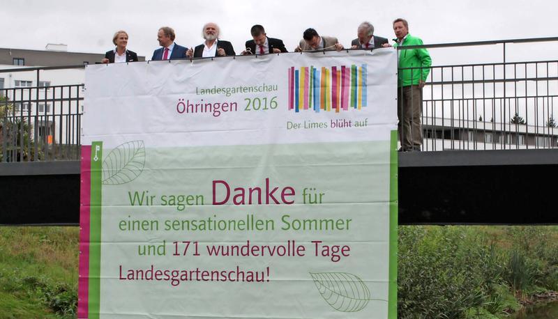 Annette Stoll-Zeitler, Dr. Matthias Neth, Professor Hubert Möhrle, Thilo Michler, Peter Hauk, Erich Herrmann und Jochen K. Kübler (v.li) sagen Danke.
Fotos: Tscherwitschke Annette Stoll-Zeitler, Dr. Matthias Neth, Professor Hubert Möhrle, Thilo Michler, Peter Hauk, Erich Herrmann und Jochen K. Kübler (v.li) sagen Danke.
Fotos: Tscherwitschke