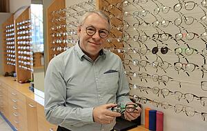 Hartmann Optik am Rathausplatz in Talheim feiert ebenfalls das 25. Jubiläum. Klaus Hartmann hat als Ein-Mann-Betrieb begonnen und im Jahr 1999 eine Filiale in Nordheim eröffnet. Hartmann Optik am Rathausplatz in Talheim feiert ebenfalls das 25. Jubiläum. Klaus Hartmann hat als Ein-Mann-Betrieb begonnen und im Jahr 1999 eine Filiale in Nordheim eröffnet.