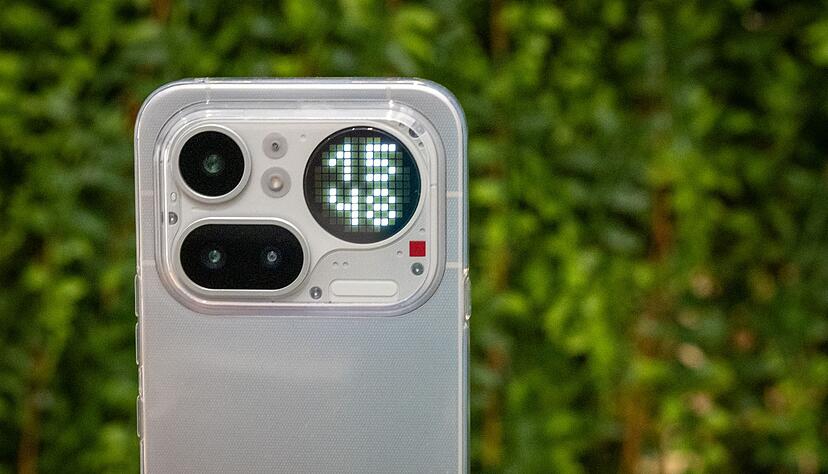 Dieses Design bleibt im Kopf: Drei Kameras und ein großes Punktdisplay für Benachrichtigungen, Uhrzeit und Spielereien. Und ein roter Blinkpunkt für Videoaufnahmen. Dieses Design bleibt im Kopf: Drei Kameras und ein großes Punktdisplay für Benachrichtigungen, Uhrzeit und Spielereien. Und ein roter Blinkpunkt für Videoaufnahmen.