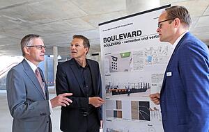 Bürgermeister Claus Brechter, Architekt Gerd Wittfeld und Matthias Oppitz, der Chef von Lidl Deutschland (von links) auf dem künftigen Boulevard. Bürgermeister Claus Brechter, Architekt Gerd Wittfeld und Matthias Oppitz, der Chef von Lidl Deutschland (von links) auf dem künftigen Boulevard.