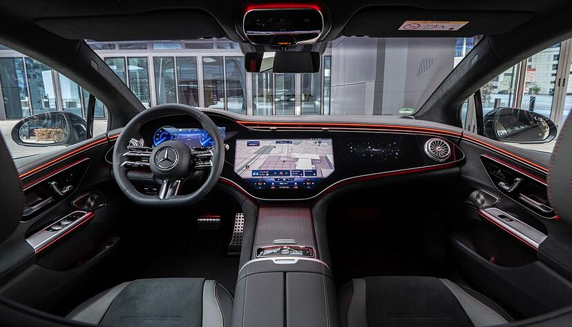 Die bunte Ambientebeleuchtung im Mercedes EQE sorgt für ein spaciges Fahrerlebnis. Gegen Aufpreis gibt es auch den sogenannten Hyper-Screen. Die bunte Ambientebeleuchtung im Mercedes EQE sorgt für ein spaciges Fahrerlebnis. Gegen Aufpreis gibt es auch den sogenannten Hyper-Screen.