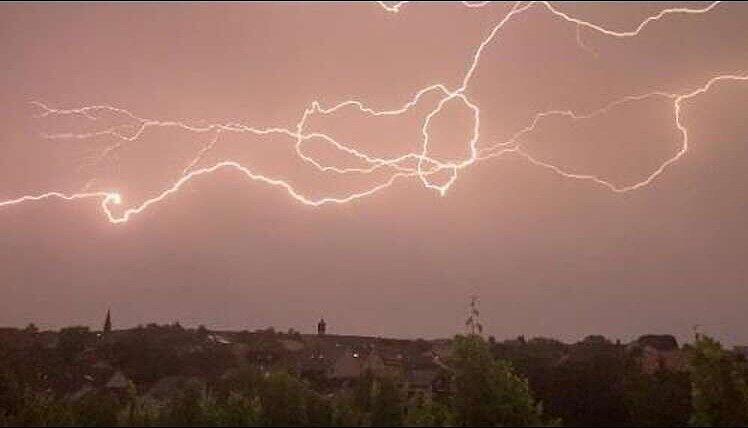 Blitze erhellen den Himmel über Schozach.
