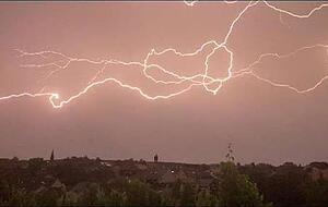 Blitze erhellen den Himmel über Schozach.