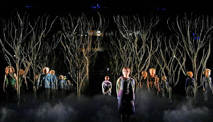 Eine Art Theaterexperiment mit Spiegelungen: „Die Erziehung des Rudolf Steiner“, geschrieben und inszeniert vom britisch-irischen Duo Dead Centre, auf der Bühne des Schauspielhauses Stuttgart.