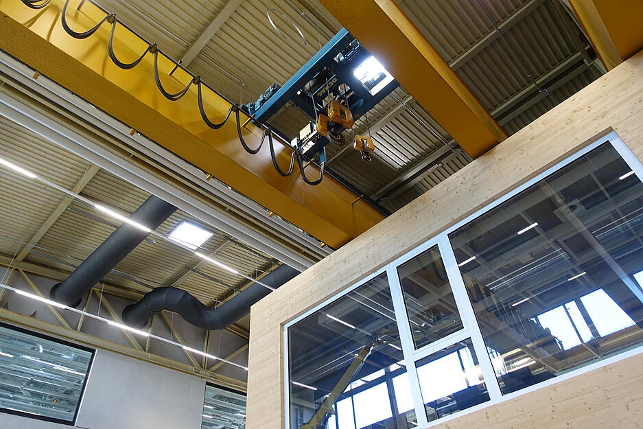 In der H&ouml;he begrenzt wurde das innenliegende B&uuml;rogeb&auml;ude durch die alte Kranbahn, die f&uuml;r besondere Einsatzzwecke erhalten werden sollte.