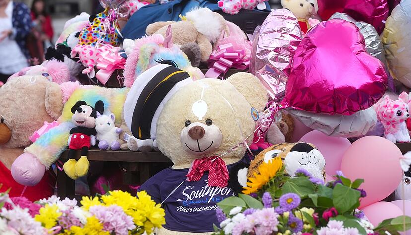 Nach der Messerattacke legten viele Menschen Blumen und Andenken nieder. (Archivbild)