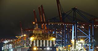Die Wirtschaft hat sich in den einzelnen Bundesländern sehr unterschiedlich entwickelt. Hamburg, dessen Hafen hier zu sehen ist, hat zugelegt. (Archivbild)