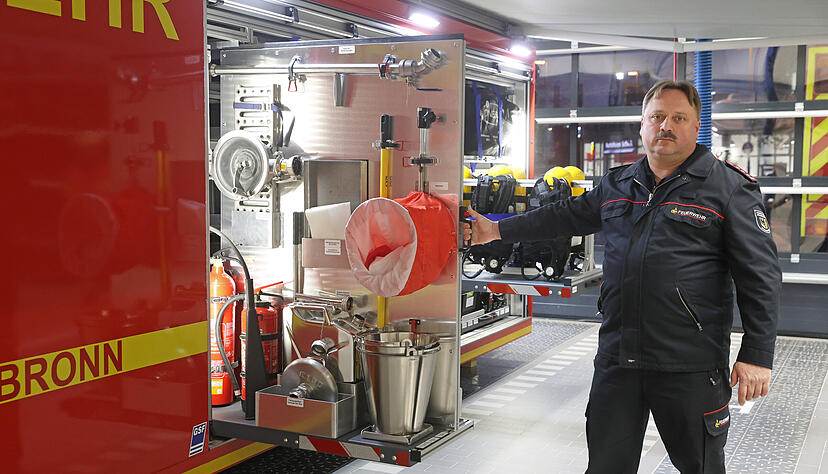 Vize-Kommandant Roland Wirth zieht einen Einschub des Abrollbehälters heraus. Der Container ist 6,90 Meter lang, 2,55 breit und 2,50 Meter hoch. Er wird mit einem Hakenlift auf das neue Wechselladerfahrzeug gehievt.