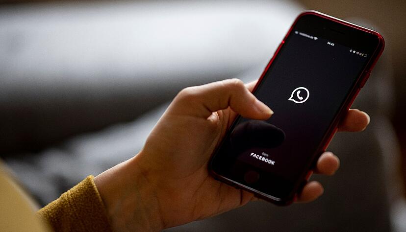 Wem viele fremde Fotos und Videos in der Smartphone-Galerie auffallen, sollte einmal die Chat-Einstellungen von Whatsapp checken.