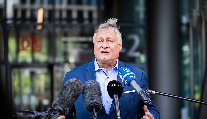 Martin Burkert, EVG-Vorsitzender und stellvertretender Vorsitzender des Aufsichtsrats der Deutschen Bahn, äußert sich vor dem Bahntower. (Archivbild) Martin Burkert, EVG-Vorsitzender und stellvertretender Vorsitzender des Aufsichtsrats der Deutschen Bahn, äußert sich vor dem Bahntower. (Archivbild)