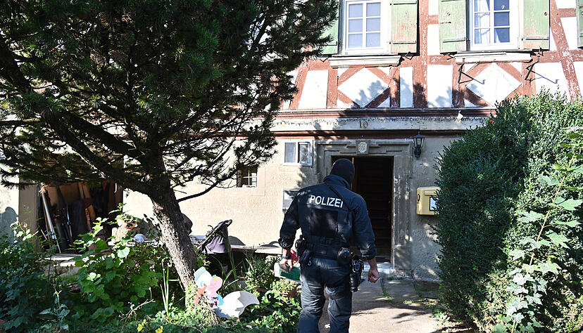 Einsatzkräfte der Polizei durchsuchen ein Objekt in Kupferzell. Bundesinnenministerin Faeser (SPD) hat eine weitere rechtsextremistische Vereinigung verboten. Einsatzkräfte der Polizei durchsuchen ein Objekt in Kupferzell. Bundesinnenministerin Faeser (SPD) hat eine weitere rechtsextremistische Vereinigung verboten.