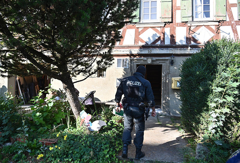 Einsatzkräfte der Polizei durchsuchen ein Objekt in Kupferzell. Bundesinnenministerin Faeser (SPD) hat eine weitere rechtsextremistische Vereinigung verboten. Einsatzkräfte der Polizei durchsuchen ein Objekt in Kupferzell. Bundesinnenministerin Faeser (SPD) hat eine weitere rechtsextremistische Vereinigung verboten.