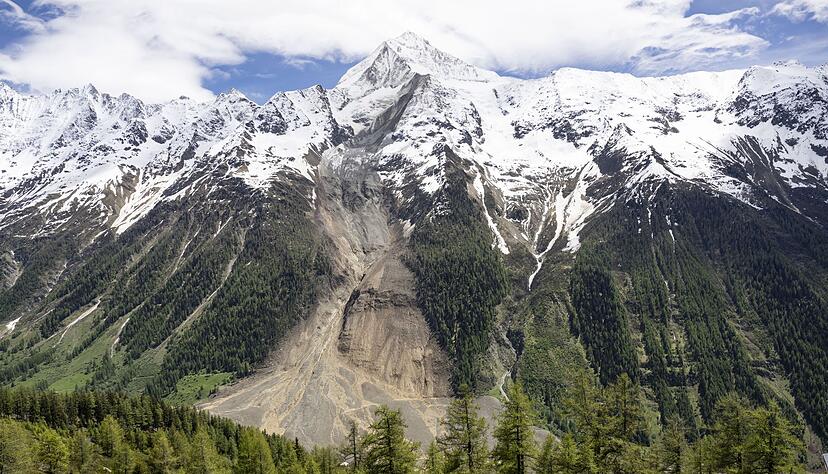 Blick auf den Birchgletscher, einen Tag nachdem eine massive Lawine ins Tal abgegangen ist. Blick auf den Birchgletscher, einen Tag nachdem eine massive Lawine ins Tal abgegangen ist.