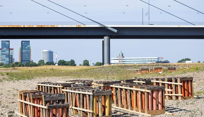 Die Abschussvorrichtungen f&uuml;r das Feuerwerk der Rheinkirmes stehen auf den Rheinwiesen. Die Polizei pr&uuml;ft jetzt, ob eine umgekippte Halterung f&uuml;r das Ungl&uuml;ck verantwortlich ist.