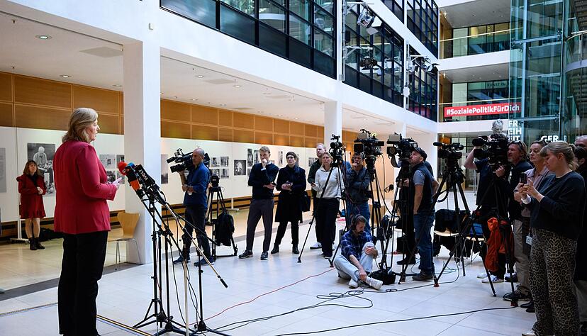 Als SPD-Chefin verkündet Bärbel Bas den Start der Sozialstaatskommission ihrer Partei. Als SPD-Chefin verkündet Bärbel Bas den Start der Sozialstaatskommission ihrer Partei.