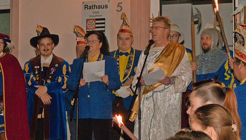 Als C&auml;sar will Krautheims B&uuml;rgermeister Andreas Insam mit dem Raubritter G&ouml;tz (links, mit eiserner Hand) gemeinsame Sache machen, um Krautheim &bdquo;zu neuem Glanz zu bringen&ldquo;.