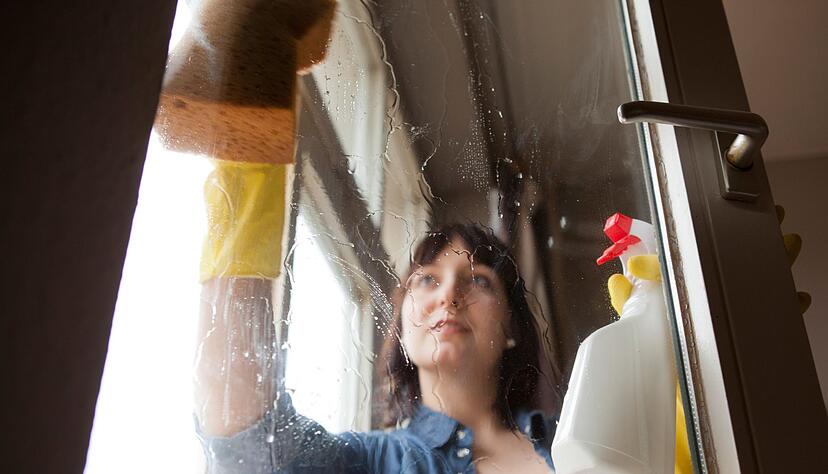 Keine Sonne beim Putzen: Fenster sollten an warmen, bedeckten Tagen gereinigt werden, um Schlieren durch zu schnelles Verdunsten des Wassers zu vermeiden. Keine Sonne beim Putzen: Fenster sollten an warmen, bedeckten Tagen gereinigt werden, um Schlieren durch zu schnelles Verdunsten des Wassers zu vermeiden.