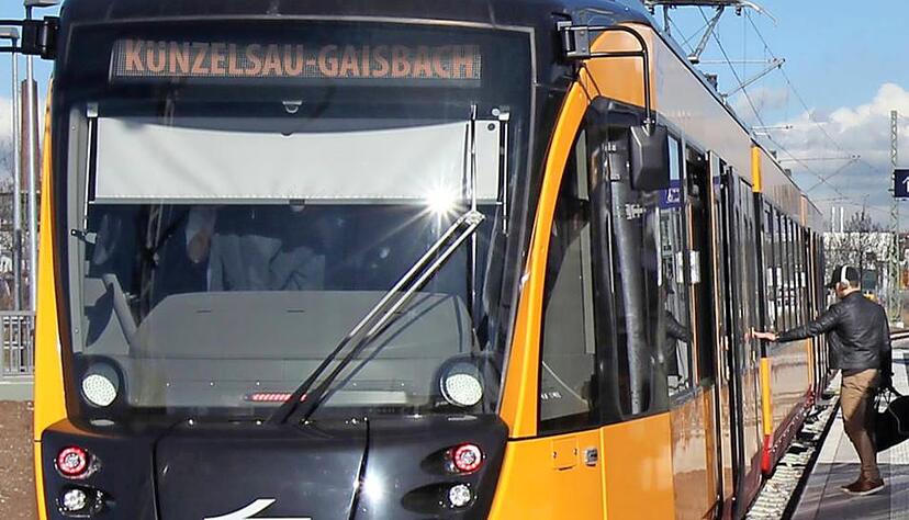 Hoffnung auf Bundesmittel: Mit dem Einsatz von Elektro-Hybridzügen könnte die Stadtbahn künftig bis nach Künzelsau-Gaisbach und Schwäbisch Hall fahren. Fotomontage Uwe Lokstädt. Hoffnung auf Bundesmittel: Mit dem Einsatz von Elektro-Hybridzügen könnte die Stadtbahn künftig bis nach Künzelsau-Gaisbach und Schwäbisch Hall fahren. Fotomontage Uwe Lokstädt.