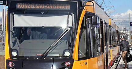 Hoffnung auf Bundesmittel: Mit dem Einsatz von Elektro-Hybridzügen könnte die Stadtbahn künftig bis nach Künzelsau-Gaisbach und Schwäbisch Hall fahren. Fotomontage Uwe Lokstädt. Hoffnung auf Bundesmittel: Mit dem Einsatz von Elektro-Hybridzügen könnte die Stadtbahn künftig bis nach Künzelsau-Gaisbach und Schwäbisch Hall fahren. Fotomontage Uwe Lokstädt.