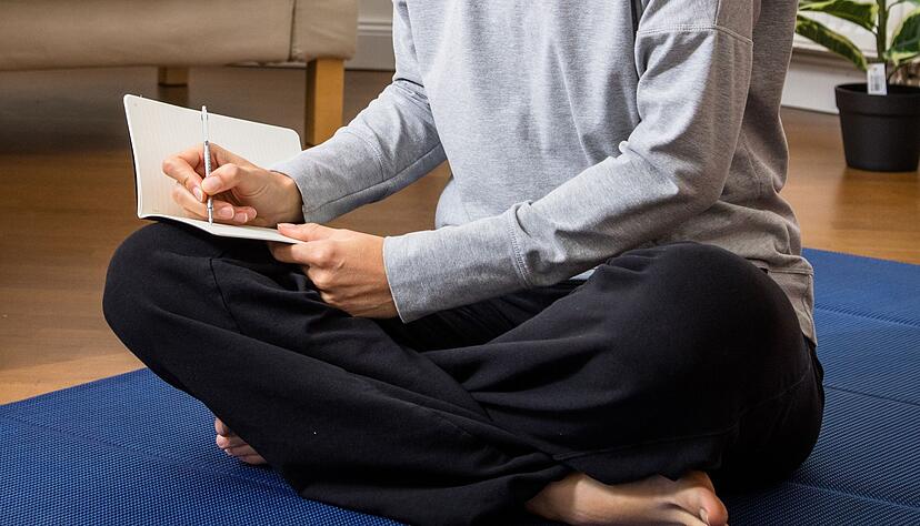 Selbstzweifel, nicht genug «eigene» Lebensprojekte, schlechte Beziehungserfahrungen: All das können mögliche Ursachen hinter Eifersucht sein. Selbstzweifel, nicht genug «eigene» Lebensprojekte, schlechte Beziehungserfahrungen: All das können mögliche Ursachen hinter Eifersucht sein.