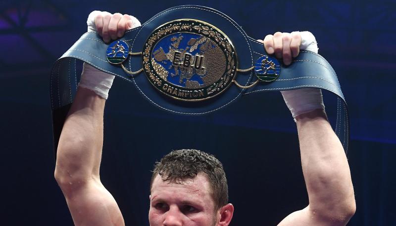 Robert Stieglitz präsentiert nach dem Kampf gegen Nikola Sjekloca am 18. März seinen EM-Gürtel. Foto: Hendrik Schmidt