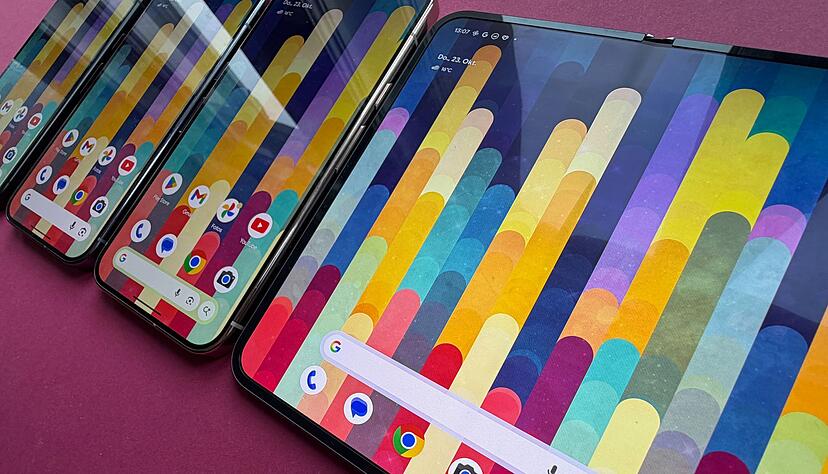 Das Pixel 10 Pro Fold (vorne) ist derzeit das teuerste Smartphone von Google.