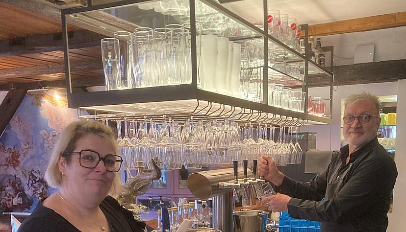 Carina Romagna weiß alles über die Weine der Region, die in Zinsers Flämmle ausgeschenkt werden. Matthias Zinser-Klaiber sorgt dafür, dass alles für einen gemütlichen Abend für die Gäste gerichtet ist. Carina Romagna weiß alles über die Weine der Region, die in Zinsers Flämmle ausgeschenkt werden. Matthias Zinser-Klaiber sorgt dafür, dass alles für einen gemütlichen Abend für die Gäste gerichtet ist.
