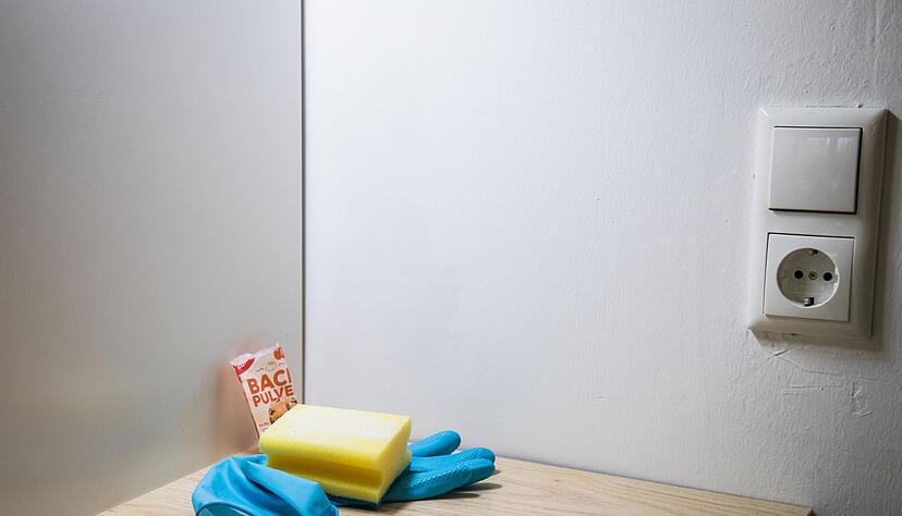 Nachher-Foto: Der Trick funktioniert gut. Mit einem feuchten, sauberen Schwamm und etwas Backpulver wird die Wand wieder weiß. Nachher-Foto: Der Trick funktioniert gut. Mit einem feuchten, sauberen Schwamm und etwas Backpulver wird die Wand wieder weiß.