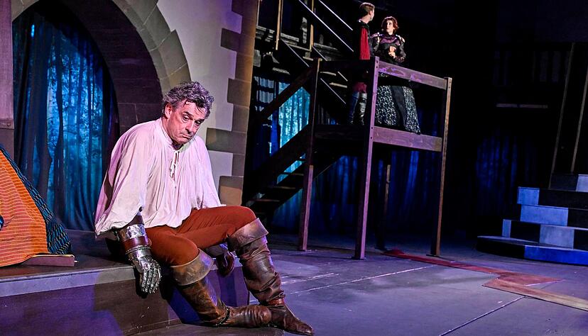 Mehr nachdenklich denn handgreiflich: Götz (Thomas Sarbacher), während rechts oben Adelheid (Aischa-Lina Löbbert) frech intrigiert.
Foto: Tobias Metz Mehr nachdenklich denn handgreiflich: Götz (Thomas Sarbacher), während rechts oben Adelheid (Aischa-Lina Löbbert) frech intrigiert.
Foto: Tobias Metz