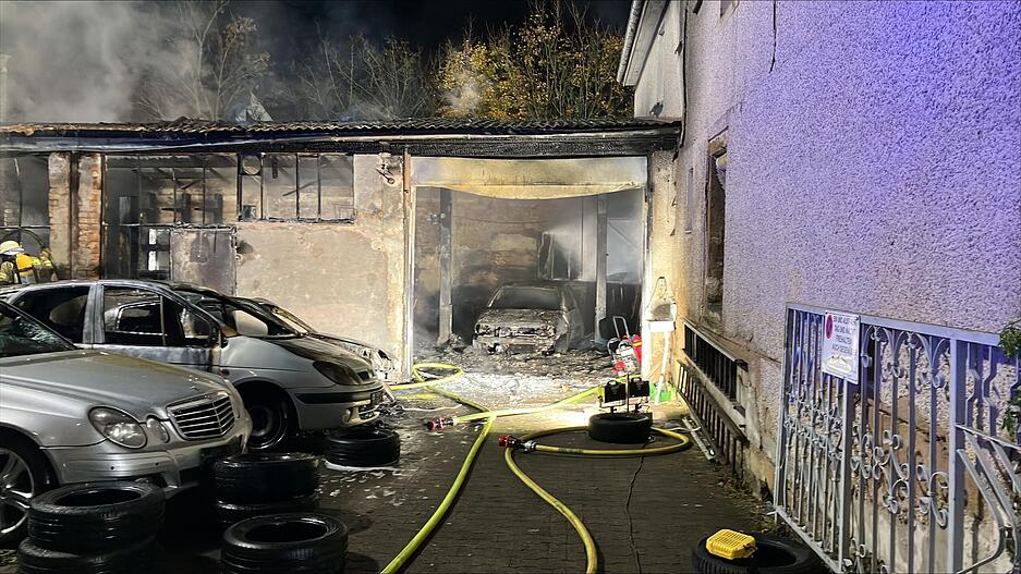 Die Feuerwehr schützt angrenzende Wohnhäuser vor den Flammen. Die Feuerwehr schützt angrenzende Wohnhäuser vor den Flammen.