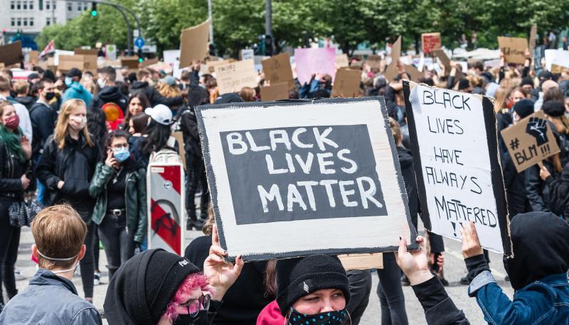 «Black Lives Matter»: Demonstranten halten in Hamburg Schilder hoch.