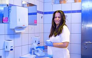 Silke Sturm würde sich wünschen, dass der Abgang zu den öffentlichen Toiletten am Marktplatz freundlicher und einladender gestaltet wird.
Fotos: Christiana Kunz Silke Sturm würde sich wünschen, dass der Abgang zu den öffentlichen Toiletten am Marktplatz freundlicher und einladender gestaltet wird.
Fotos: Christiana Kunz