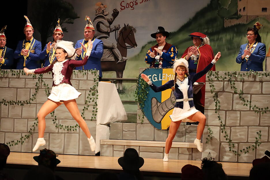 Zu den Prunksitzungen der Lemia Krautheim geh&ouml;rt auch ein Elferrat (im Hintergrund). Die Figur des G&ouml;tz von Berlichingen darf dabei nicht fehlen.