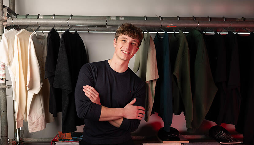 Der Eppinger Adrian Stickel (23) ist ein Senkrechtstarter: Mit seinem Start-up Vermas versorgt er Künstlerinnen und Künstler sowie große Firmen mit Merchandise-Kleidung. Innerhalb eines Jahres hat er sich in der Branche etabliert. Der Eppinger Adrian Stickel (23) ist ein Senkrechtstarter: Mit seinem Start-up Vermas versorgt er Künstlerinnen und Künstler sowie große Firmen mit Merchandise-Kleidung. Innerhalb eines Jahres hat er sich in der Branche etabliert.