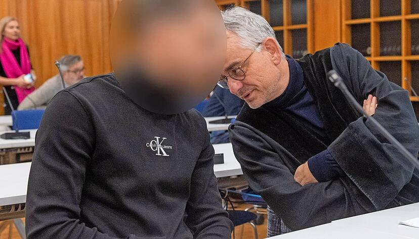 Die Staatsanwaltschaft wirft dem Angeklagten vor, seine Exfreundin aus einem Frauenhaus entführt und brutal verprügelt zu haben. Die Staatsanwaltschaft wirft dem Angeklagten vor, seine Exfreundin aus einem Frauenhaus entführt und brutal verprügelt zu haben.