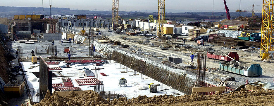 Ein Jahr später, im April 2002, ist der Bau im vollen Gange. Ein Jahr später, im April 2002, ist der Bau im vollen Gange.