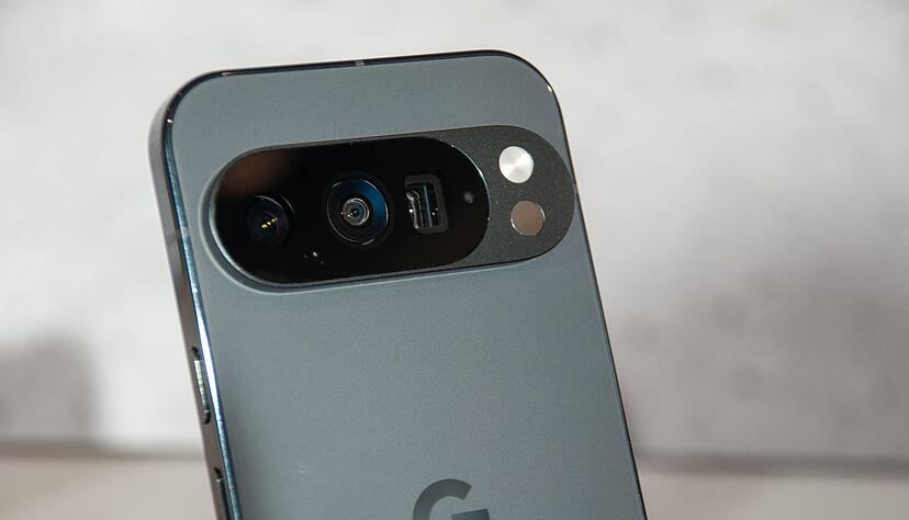 Pixel-Smartphones als Desktop-PC: Mit dem neuen Desktop-Modus k&ouml;nnen Nutzer ihr Pixel 8 oder neuer per USB-C-Kabel an einen Monitor anschlie&szlig;en und eine PC-&auml;hnliche Oberfl&auml;che nutzen.