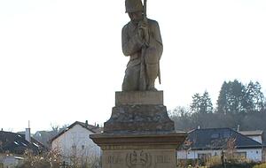Eine Gedenkstätte für die Gefallenen der beiden Weltkriege befindet sich auf dem Friedhof Herbolzheim.
