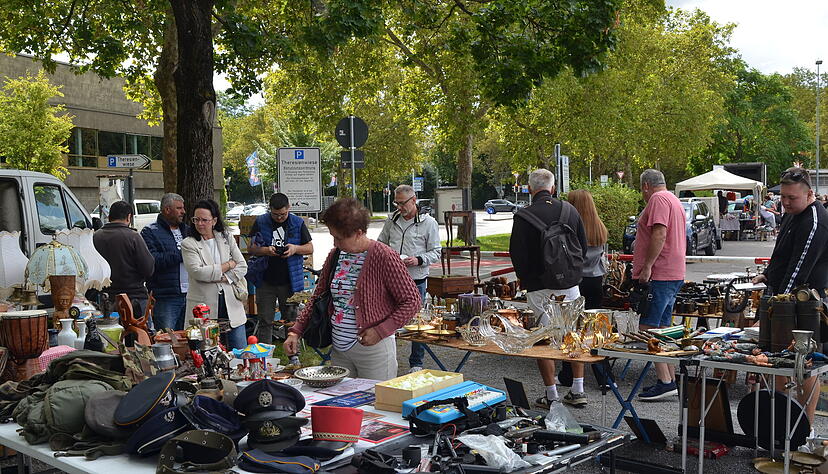 Von der antiken Öllampe bis zum neuen Bettbezug - auf dem Flohmarkt auf der Theresienwiese wird gestöbert, was das Zeug hält.